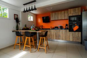 Una cocina o cocineta en Bas de villa le rêve éveillé