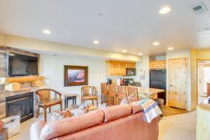 Dapur atau dapur kecil di Mtn-View Gem Near Skiing and Golf in Eden!