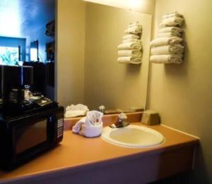 Coffee and tea making facilities at King Resort Még 72 kép