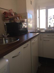 a kitchen with a sink and a microwave at Appartement rue d'Italie in Aix-en-Provence