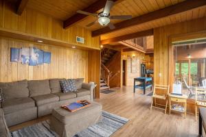 ガトリンバーグにあるBeautiful 4 bedroom chalet with million dollar viewsのソファと天井ファンのあるリビングルーム