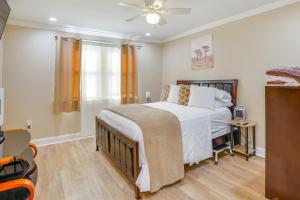 Un dormitorio con una cama y un ventilador de techo. en Play Pool or Relax on Deck Baltimore City Escape!, en Baltimore