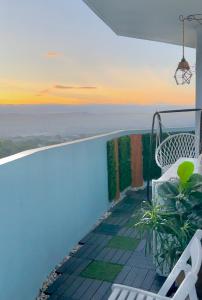 Rõdu või terrass majutusasutuses Condo in Batasan Hills with a Mountain view