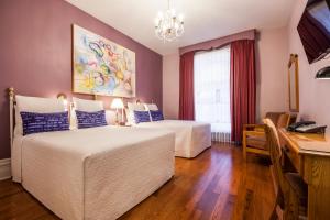 Cama ou camas em um quarto em Hotel Chateau de l'Argoat