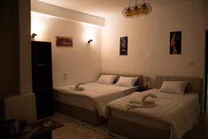 Letto o letti in una camera di Keeper Pyramids View INN