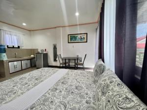 Kuchyň nebo kuchyňský kout v ubytování DRB Siargao Apartments