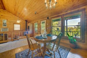 ユーレカ・スプリングスにあるStudio with Mtn Views, 1 Mi to Thorncrown Chapel!のダイニングルーム(テーブル、椅子付)