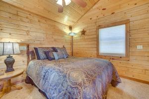 ユーレカ・スプリングスにあるStudio with Mtn Views, 1 Mi to Thorncrown Chapel!の丸太小屋のベッドのある寝室