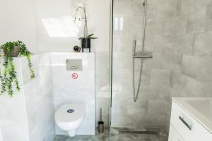 Koupelna v ubytování Xl Suite With Rain Shower, Aircon At City Center