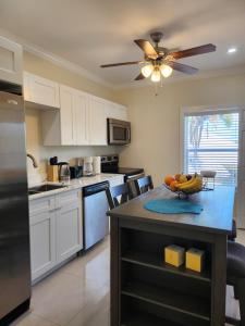 SavannahSweetspotatspotts的厨房里有一张桌子，桌子上放着一碗水果