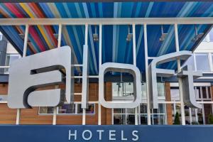 Un cartel de hotel frente a un edificio en Aloft Secaucus Meadowlands, en Secaucus
