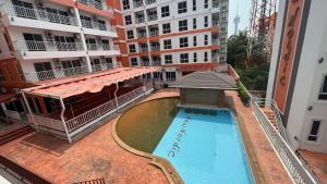 an overhead view of a swimming pool in a building at 泰国芭提雅中天豪华酒店公寓近海滩 in Pattaya South