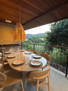a dining room with a table and chairs and a balcony at Apto Nanto in Mucugê