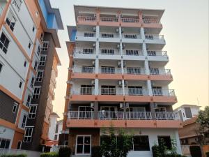 an apartment building with balconies in a city at 泰国芭提雅中天豪华酒店公寓近海滩 in Pattaya South
