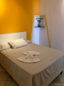 Ένα ή περισσότερα κρεβάτια σε δωμάτιο στο Flat Lua Dourada - Pituba II no coração da vila caminho das praias