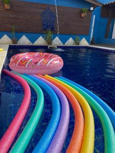A piscina localizada em Pousada Kembali Maresias ou nos arredores