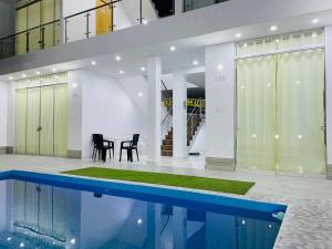 a living room with a swimming pool and a house at Hurin Perú in Ica