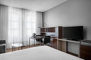 TV a/nebo společenská místnost v ubytování AC Hotel Torino by Marriott