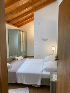 Postel nebo postele na pokoji v ubytování Apartments by the sea Milna, Vis - 8896