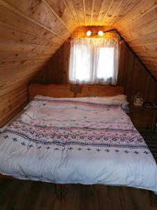 En eller flere senge i et værelse på Casuta cu Brazi