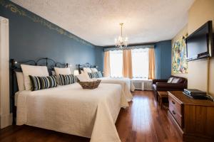 Cama ou camas em um quarto em Hotel Chateau de l'Argoat