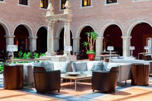 Posezení v ubytování AC Hotel Palacio de Santa Ana by Marriott