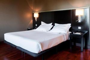 Postel nebo postele na pokoji v ubytování AC Hotel Palacio de Santa Ana by Marriott