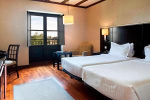 Postel nebo postele na pokoji v ubytování AC Hotel Palacio de Santa Ana by Marriott