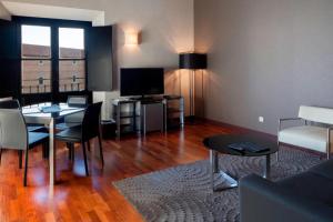 TV a/nebo společenská místnost v ubytování AC Hotel Palacio de Santa Ana by Marriott