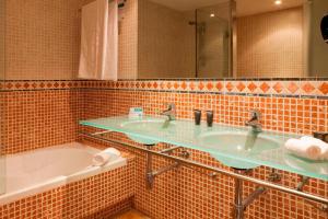 Koupelna v ubytování AC Hotel Palacio de Santa Ana by Marriott