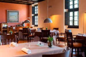 Restaurace v ubytování AC Hotel Palacio de Santa Ana by Marriott