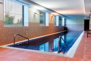 Bazén v ubytování AC Hotel Palacio de Santa Ana by Marriott nebo v jeho okolí