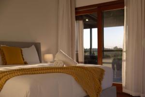 Mountain Retreat with ocean views and fireplace房間的床