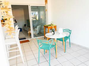 una sala da pranzo con tavolo e sedie di Blue evasion a Les Trois-Îlets