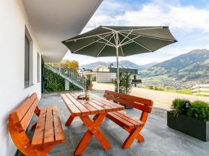 Cảnh núi rừng hoặc tầm nhìn ra núi từ căn hộ