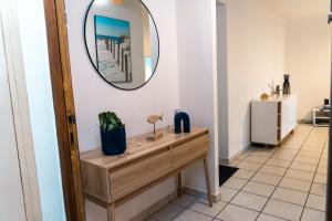 bagno con specchio e mobile con lavabo in legno. di Blue evasion a Les Trois-Îlets
