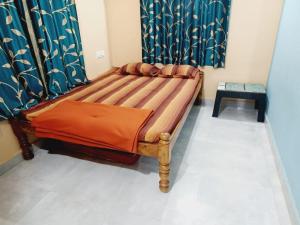 Postel nebo postele na pokoji v ubytování Mahadevi Guest House