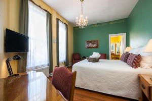Cama ou camas em um quarto em Hotel Chateau de l'Argoat