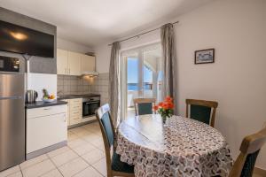 Η κουζίνα ή μικρή κουζίνα στο Family-friendly apartments with swimming pool Sevid, Trogir - 21163