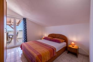 Ένα ή περισσότερα κρεβάτια σε δωμάτιο στο Family-friendly apartments with swimming pool Sevid, Trogir - 21163 +25 φωτογραφίες