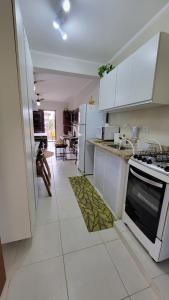 Η κουζίνα ή μικρή κουζίνα στο Ubatuba Praia da Enseada Studio 14