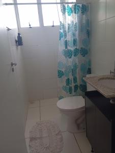 a bathroom with a toilet and a shower and a sink at Apto em frente Beach Clube região privilegiada in Araraquara