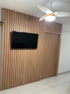 a flat screen tv mounted on a wooden wall at Casa em Foz do Iguaçu, Brasil in Foz do Iguaçu