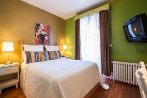 Cama ou camas em um quarto em Hotel Chateau de l'Argoat