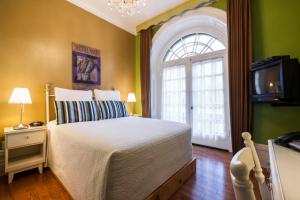 Cama ou camas em um quarto em Hotel Chateau de l'Argoat