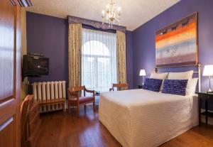 Cama ou camas em um quarto em Hotel Chateau de l'Argoat