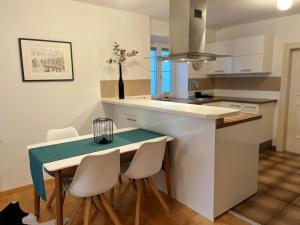 een keuken met een tafel en stoelen en een aanrecht bij Rosenberger I in Hopfgarten im Brixental