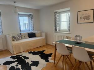 een woonkamer met een bank en een tafel bij Rosenberger I in Hopfgarten im Brixental