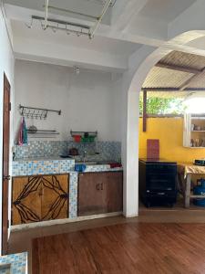 Kuchyň nebo kuchyňský kout v ubytování Villa Naatang Bohol Beach House 1