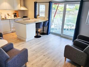 Η κουζίνα ή μικρή κουζίνα στο 4 person holiday home in Sørbøvåg